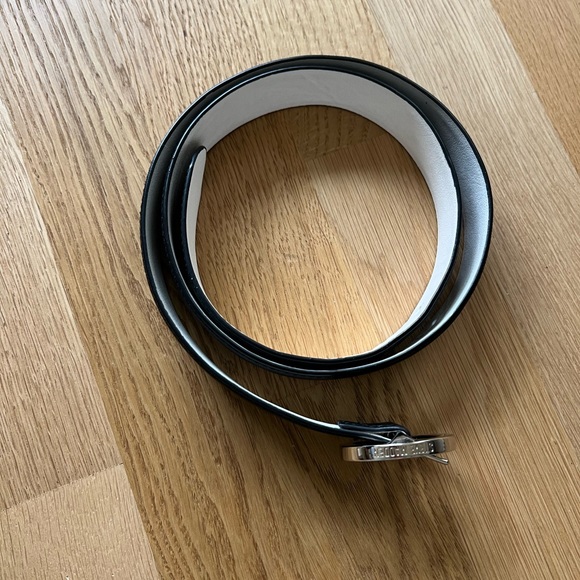 Steve Madden Woman’s Black and White Reversible Belt 41” *Worn Twice* - Picture 2 of 9